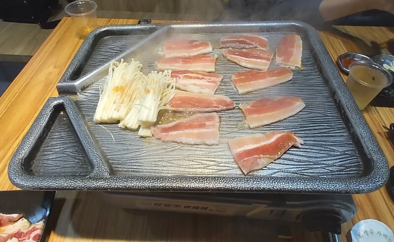 韓天閣韓式料理專門店吃三人分饗套餐的鐵盤烤肉
