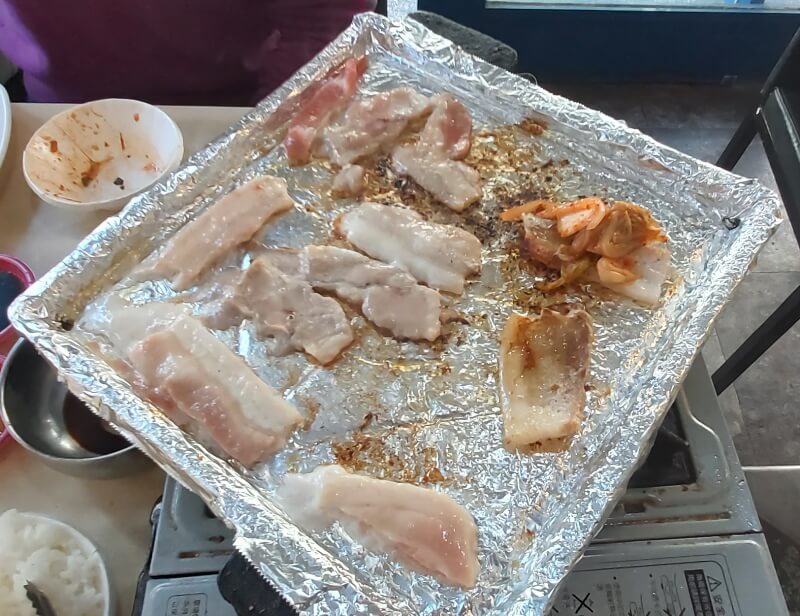 小飯館兒吃韓式自助鐵板烤豬五花肉
