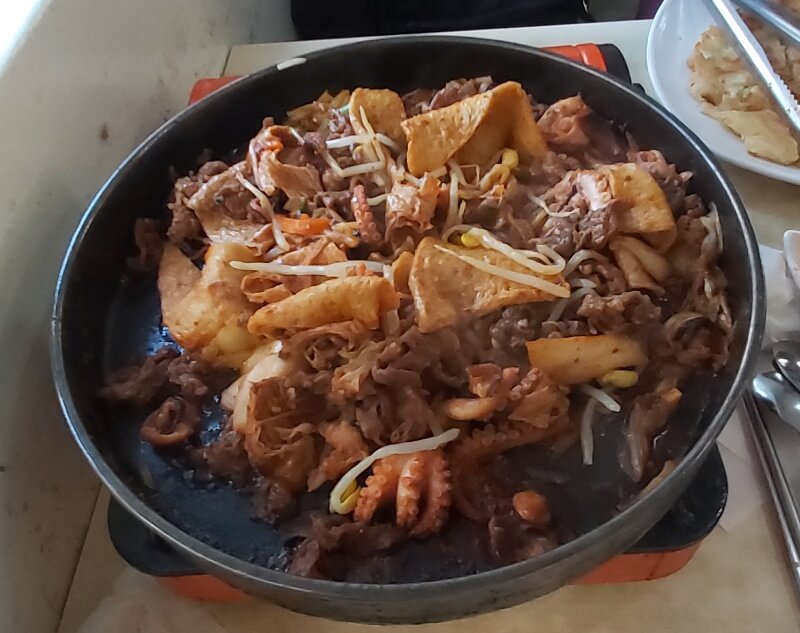 小飯館兒吃韓式自助鐵板炒麻辣章魚+牛肉