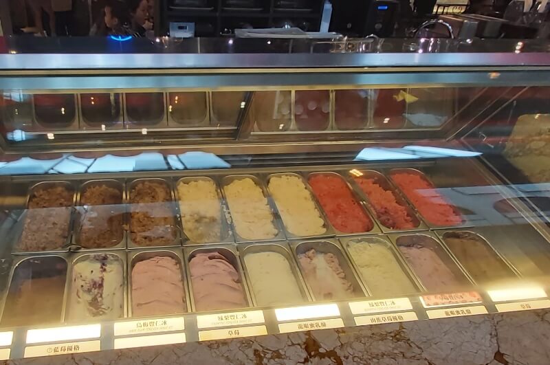 第四信用合作社的宮原眼科的水果冰淇淋櫥窗