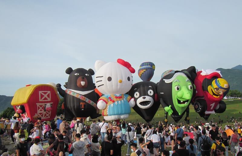 2022年台東國際熱氣球嘉年華的喔熊球、Hello Kitty球等排排站