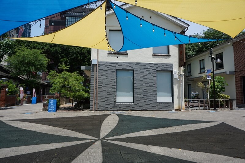 藍晒圖文創園區的六角形藍黃色遮陽藝術