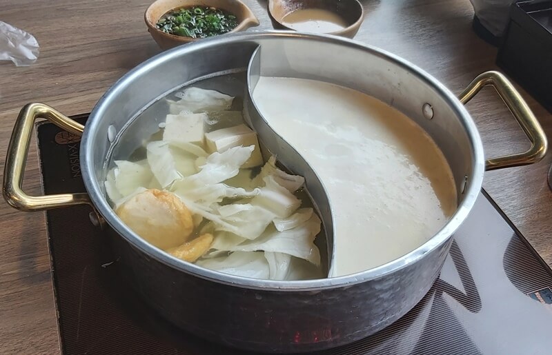 聚日式鍋物札幌起司牛奶湯與北海道昆布湯鴛鴦鍋