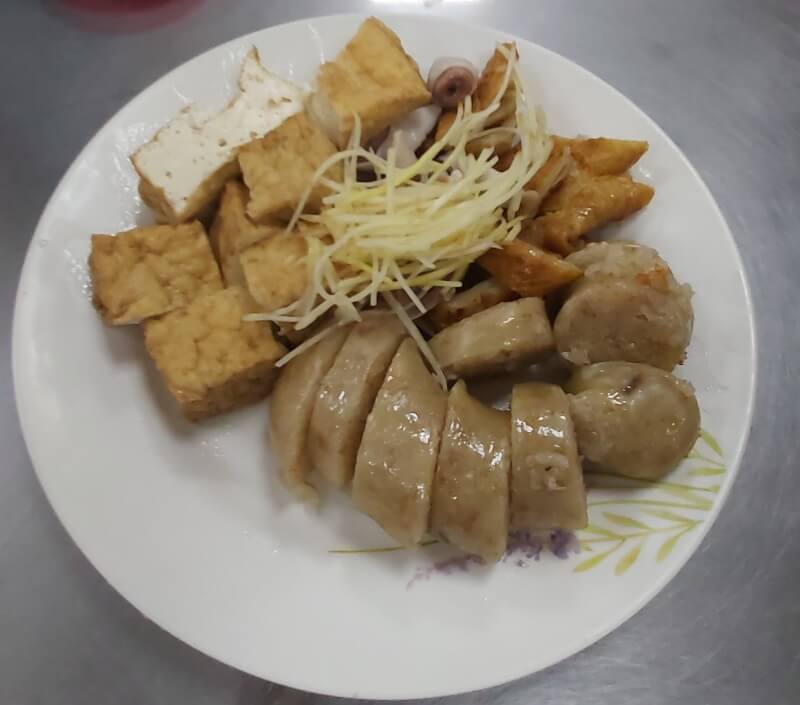 基隆孝三大腸圈點的吉古拉與油豆腐等菜