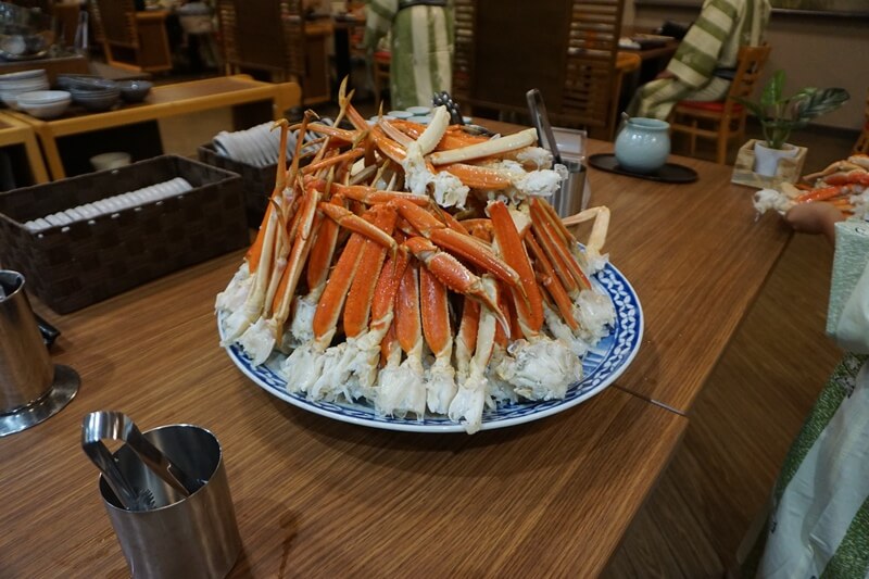 龜之井酒店阿蘇的晚餐有補不停的蟹腳