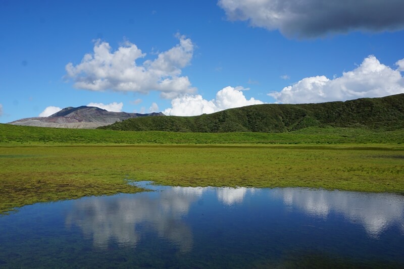 草千里最遠比較少人的地方有淺淺的水池可以拍山與雲的倒影