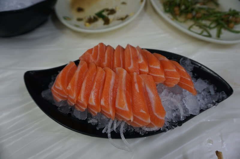 邱家生魚片的鮭魚生魚片16片