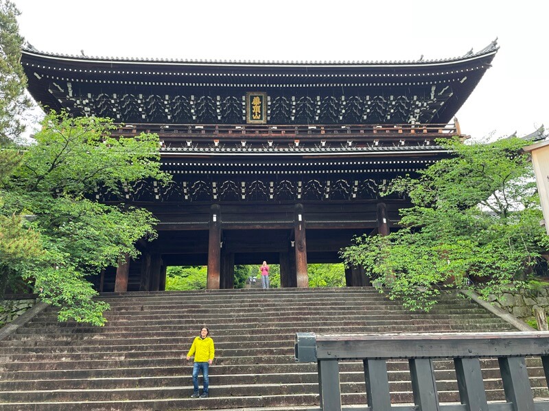 從遊覽車下車後要到八坂神社經過華頂山