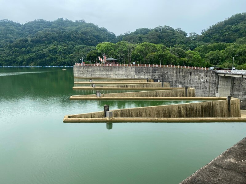 鯉魚潭水庫鋸齒堰的側面