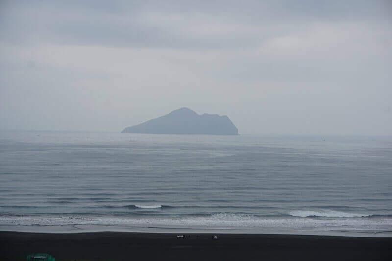 看向龜山島的位置從上往下遠眺