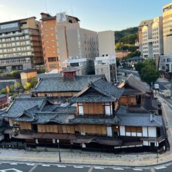 從道後溫泉空中散步道看下方的道後溫泉本館
