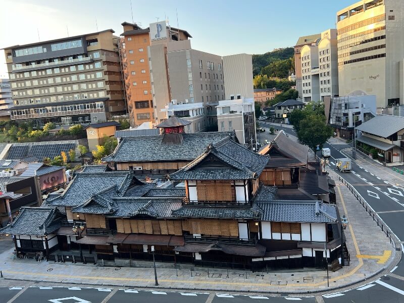 從道後溫泉空中散步道看下方的道後溫泉本館