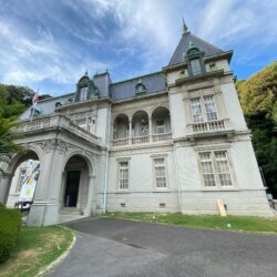 從旁邊的休息處看萬翠莊