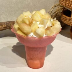 The "Peach Mountain Fuji" fruit shaved ice of Kurashiki Momoko Shirakabe Main Store
