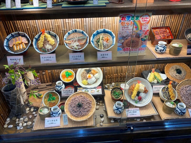 信州そばの店「そじ坊 高松駅コム店」のショーウィンドウ