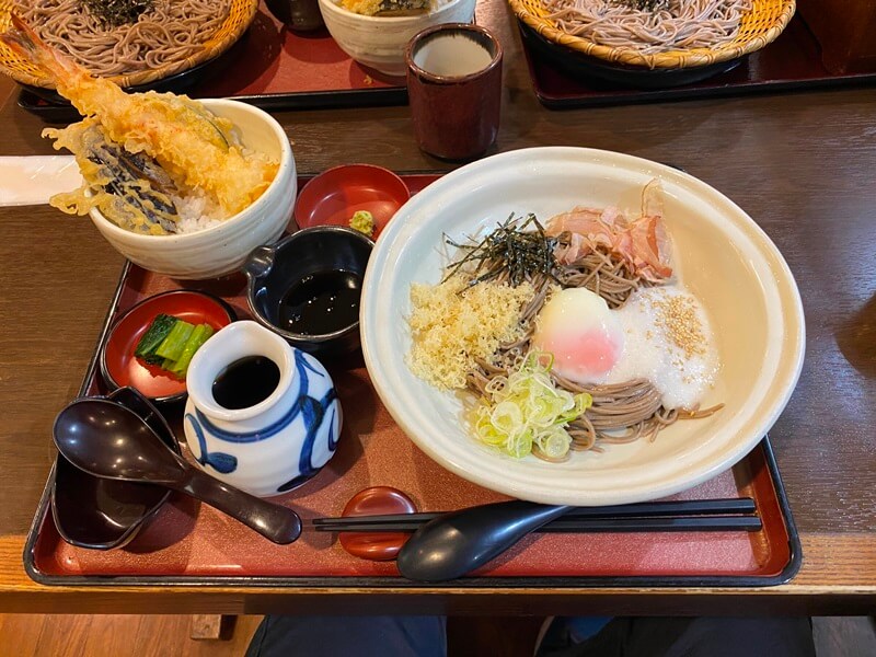 信州そばの店「そじ坊 高松駅コム店」の海老天丼＋そば