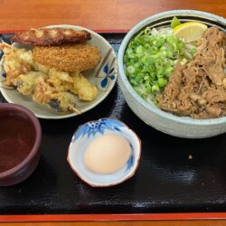 麵處綿谷高松店的牛肉濃湯烏龍麵+天婦羅等小菜