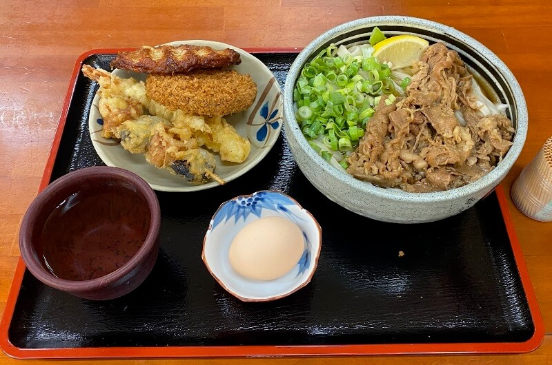 麵處綿谷高松店的牛肉濃湯烏龍麵+天婦羅等小菜