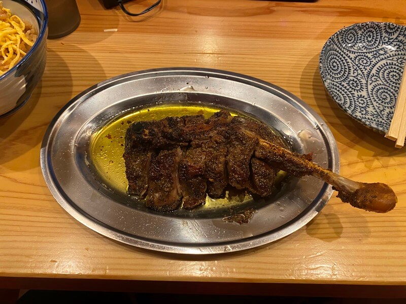「骨付鳥 かし羽」の美味しい鶏もも肉