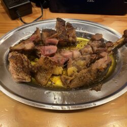 骨付鳥 かし羽的雞腿用剪刀剪開