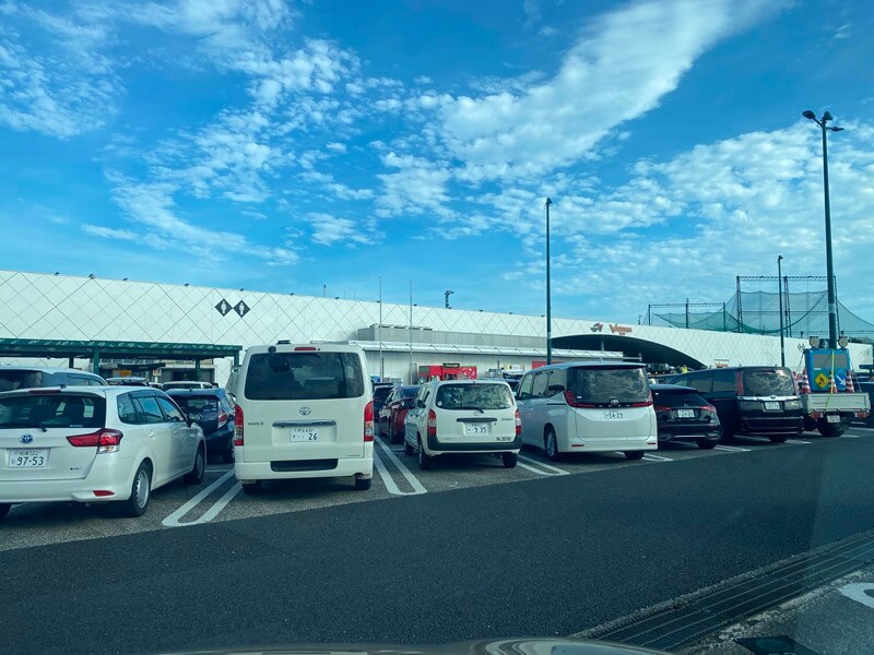 海老名服務區滿滿的車輛
