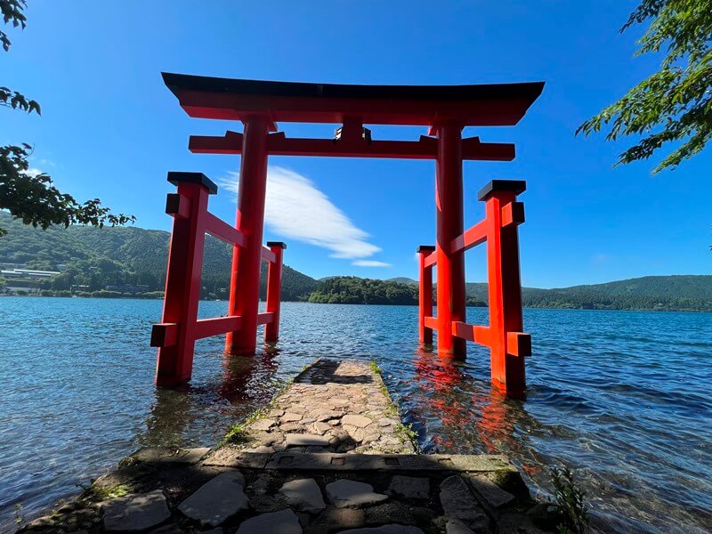 箱根神社の下、湖畔にある平和の鳥居