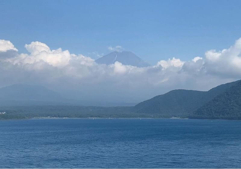 在本栖湖展望公園看富士山