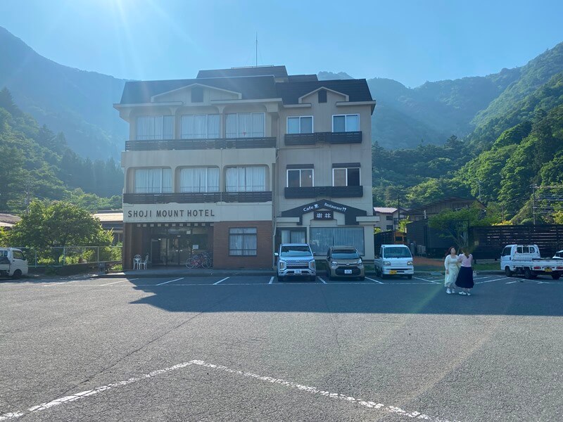 車子停在精進湖附近的停車場