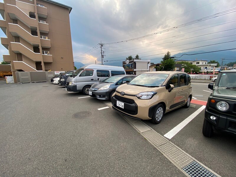 東橫INN 富士河口湖大橋的停車場