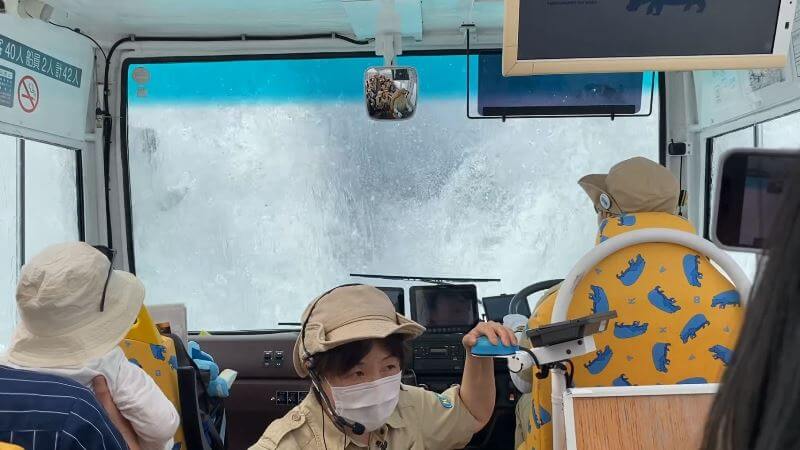 KABA河馬巴士衝進山中湖裡