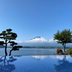吃完早餐去富士山景觀足浴露台看富士山