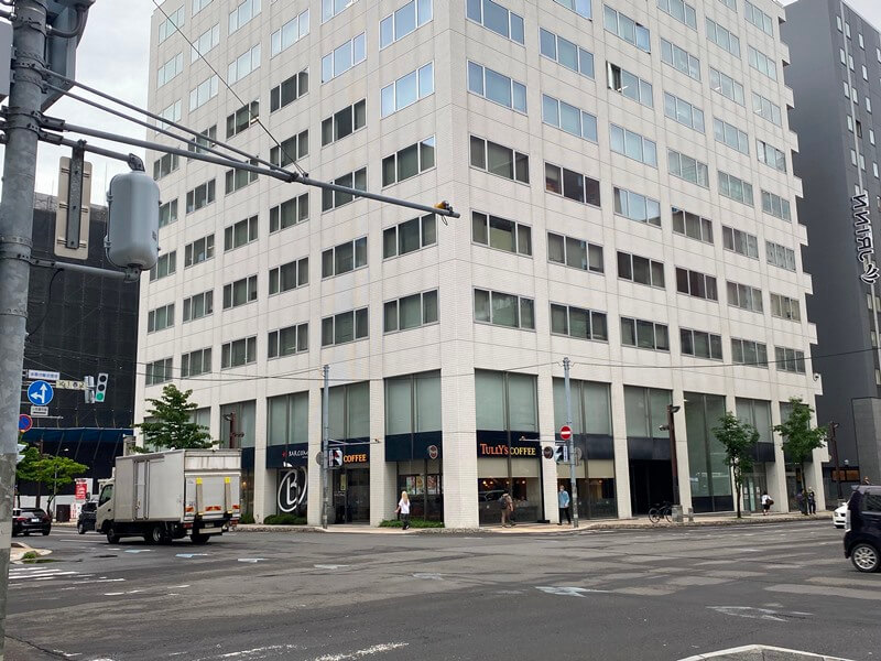 Tully's Coffee 札幌STV北2条店的大樓外觀