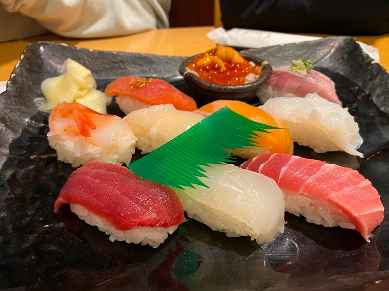 在政壽司ぜん庵店吃美味的綜合握壽司拼盤