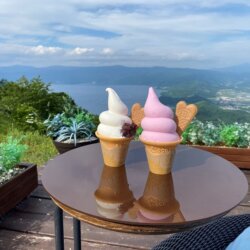 在洞爺湖展望台躺椅上吃冰淇淋