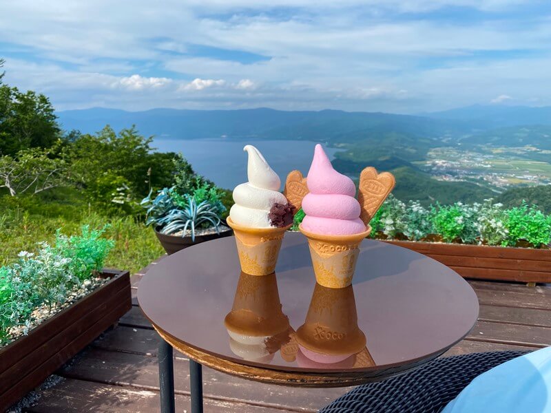 在洞爺湖展望台躺椅上吃冰淇淋