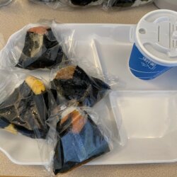 在東橫INN北海道旭川站東口的早餐有海苔飯糰