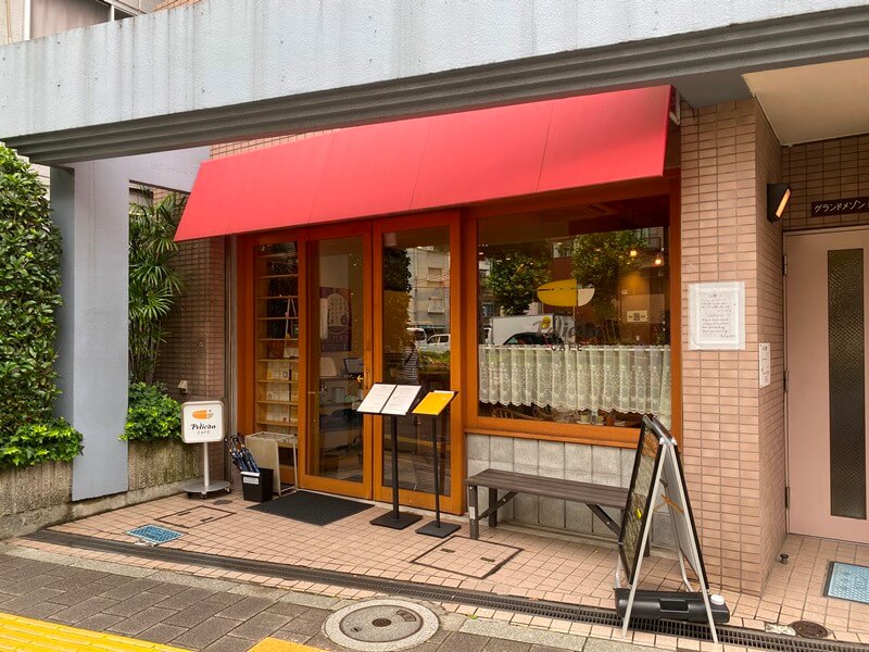 在淺草的Pelican cafe 鵜鶘咖啡店門口排隊等待