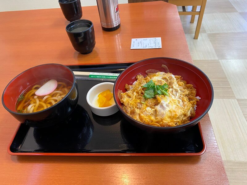 道の駅錦秋湖的雞肉雞蛋親仔丼加價升級烏龍麵套餐